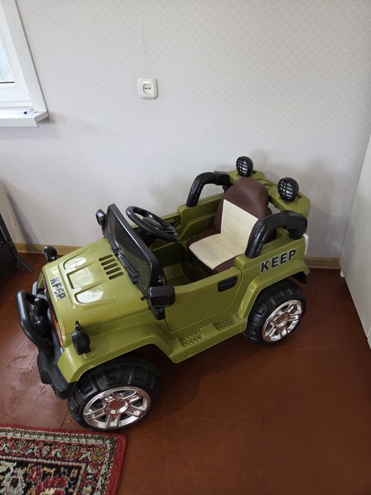 Продам машину детскую