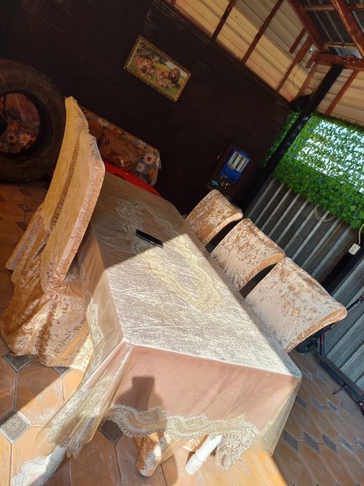 Стол с стульями вмести чехлами