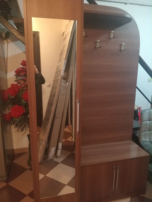 Vând cuier cu 3 incaperi