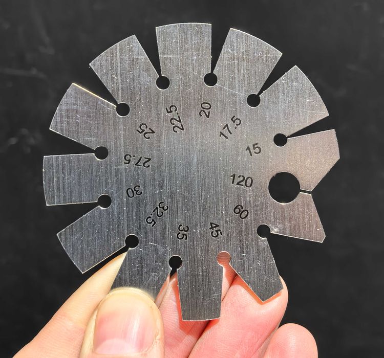 Dispozitiv metalic pentru măsurat unghiul de ascuțire al lamei: topor