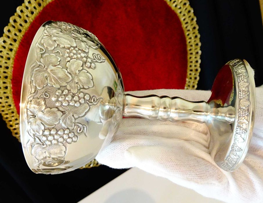 Посребрена медна чаша за вино,бокал,лози,грозде.