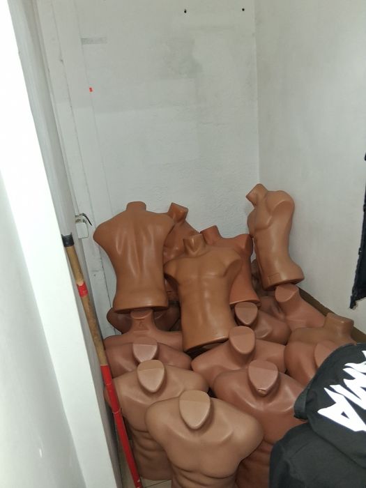 Bust bărbat si copii,picioare barbat si diverse obiecte pt magazin haine