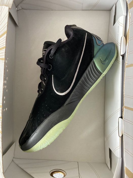 Маратонки Nike LeBron XXI LeBron James