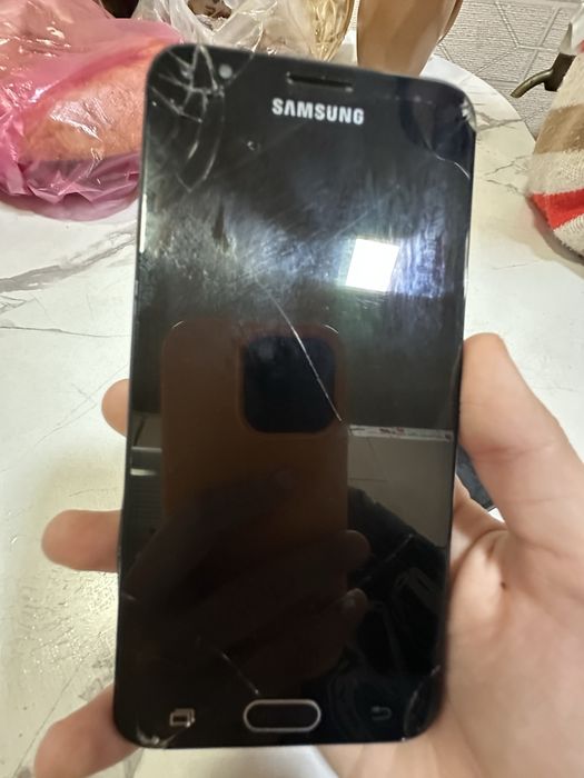 Продается samsung а 10s и j5 prime в отличном состоянии чуть разбитый