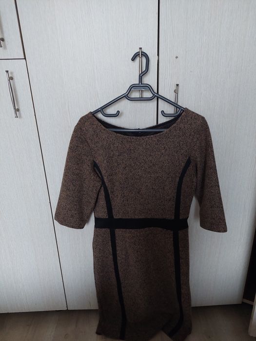 Rochie AVON maro cu detalii negre, midi elegantă, mărimea L–XL (40–42)