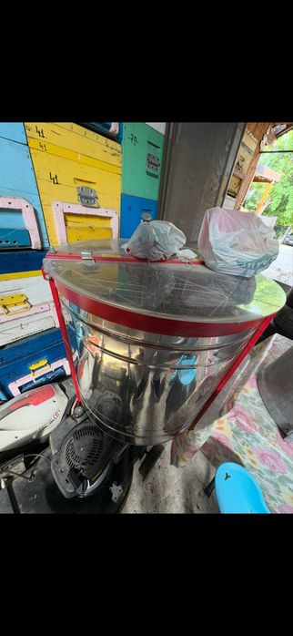 Centrifuga / stupi / cutii de albine / faguri