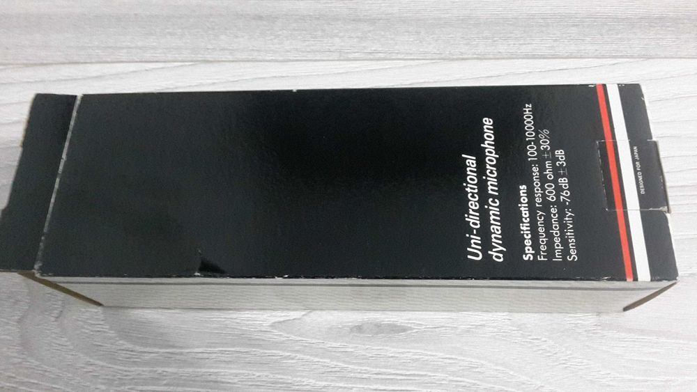 Microfon dinamic retro Levis DM-210 unidirecțional, conceput în principal pentru magnetofoane sau sisteme de casă.