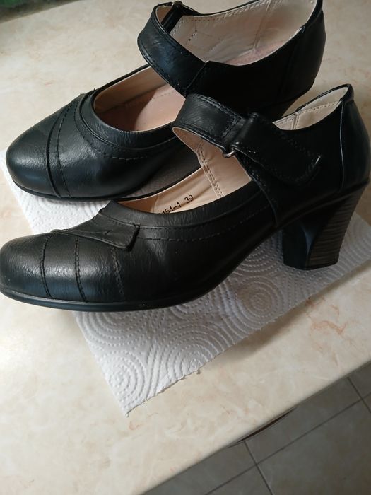 Дамски обувки на ток.