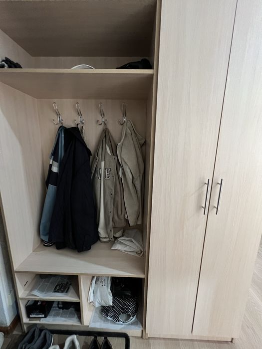 Продаётся очень хорошая, вместимая прихожая.