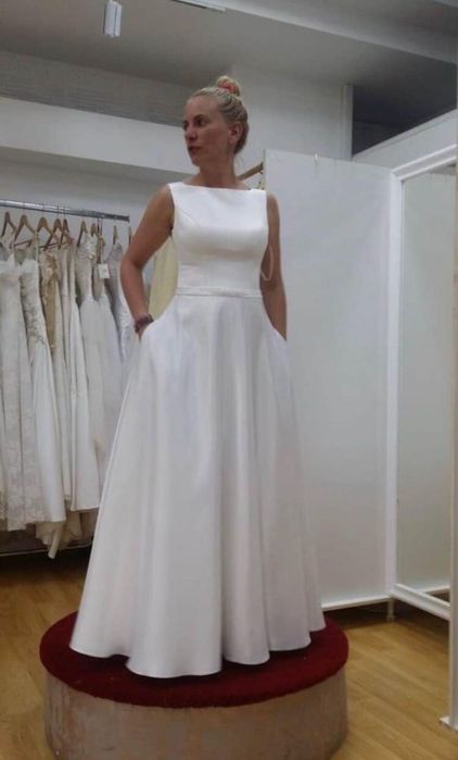 Rochie mireasă+voal+pantofi+buchet crini artificiali