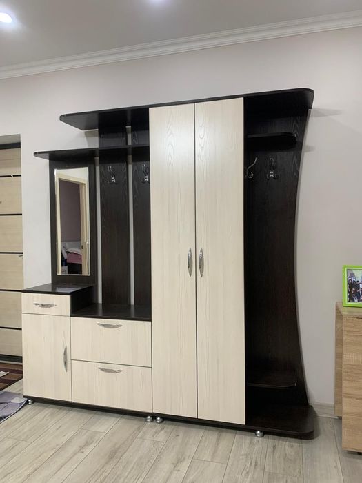 Шкаф с зеркалом в прихожую