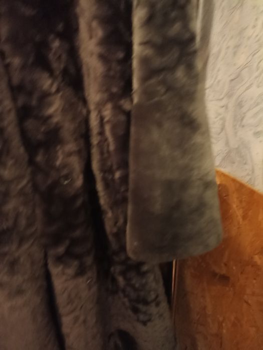 Продам две очень теплые цигейковые шубы.шубу.