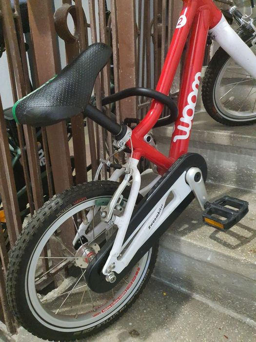 Bicicletă copii WOOM – roșie, ușoară, frâne de mână, stare bună