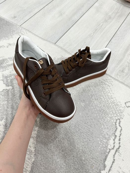 Кроссовки коричневые