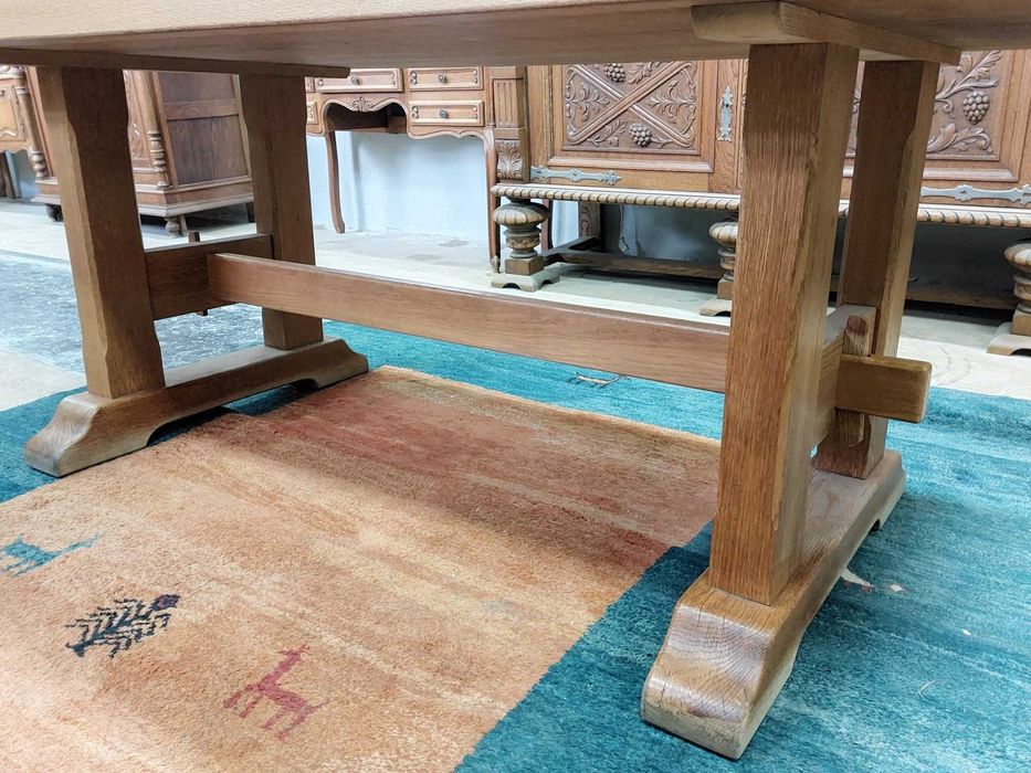 Изключително стабилна трапезна маса от масивен дъб