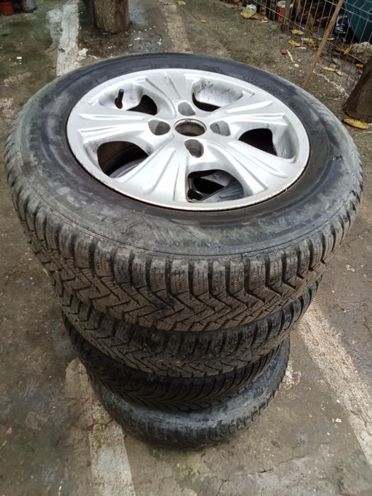 Vând cauciucuri de iarna 195/65R15