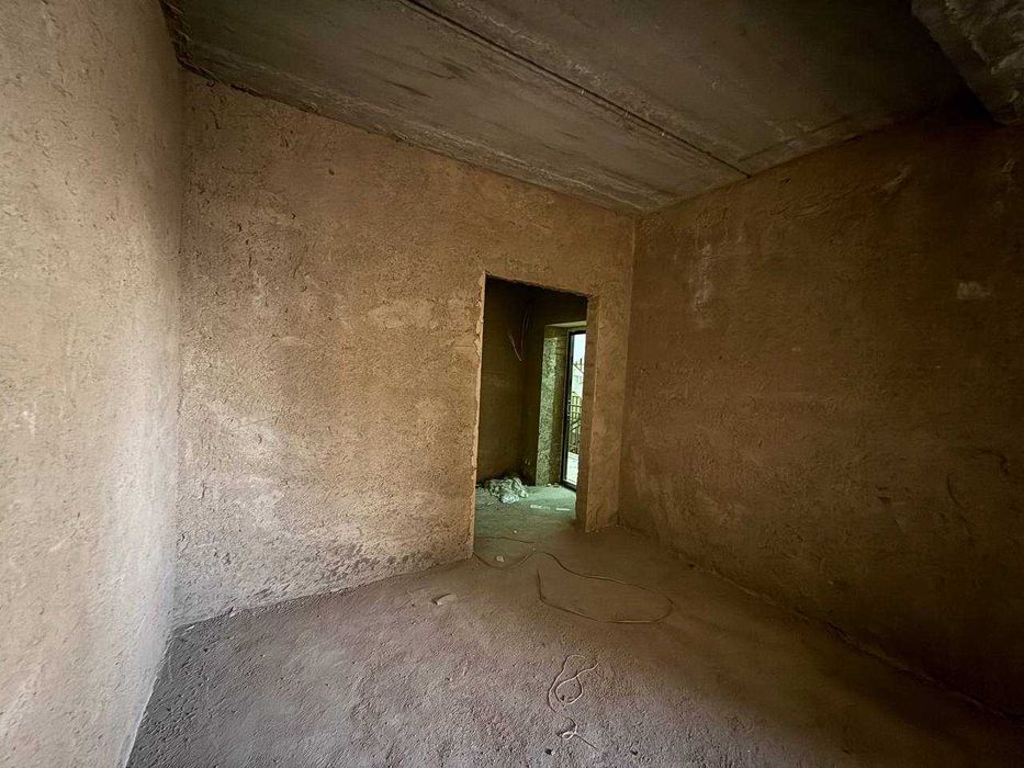 Квартира 78кв/м в состоянии коробки на районе Партсъезда