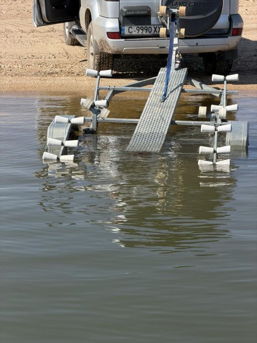 Лодка с двигател и колесар