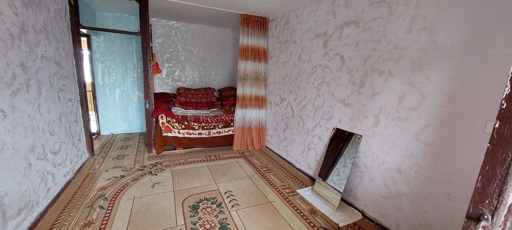 Продаётся 1 ком кв в чирчике 4мкн 4 этаж не далеко от дороги