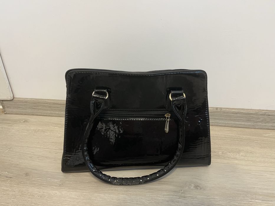 Лачена дамска чанта - черна