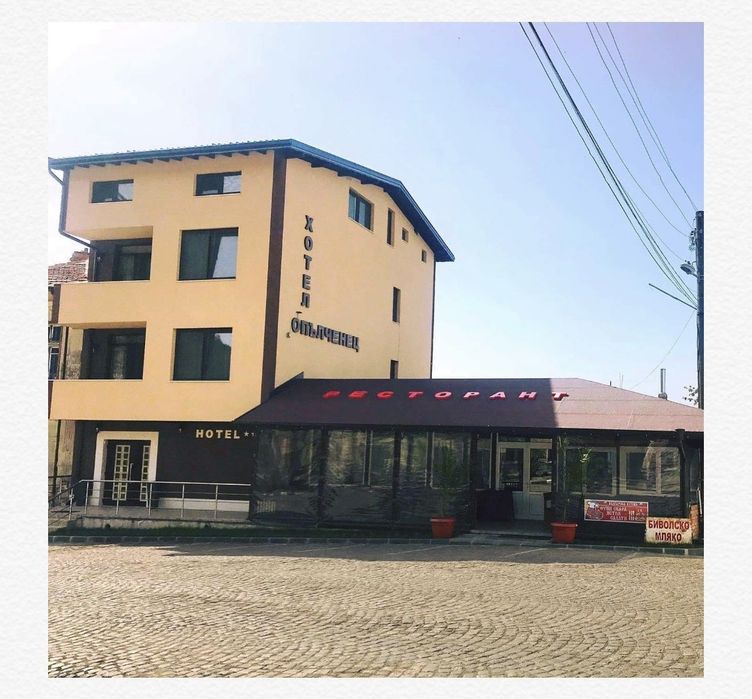 Хотел с ресторант и магазин за сувенири