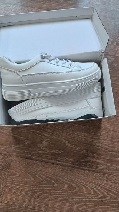 Кроссовки женские