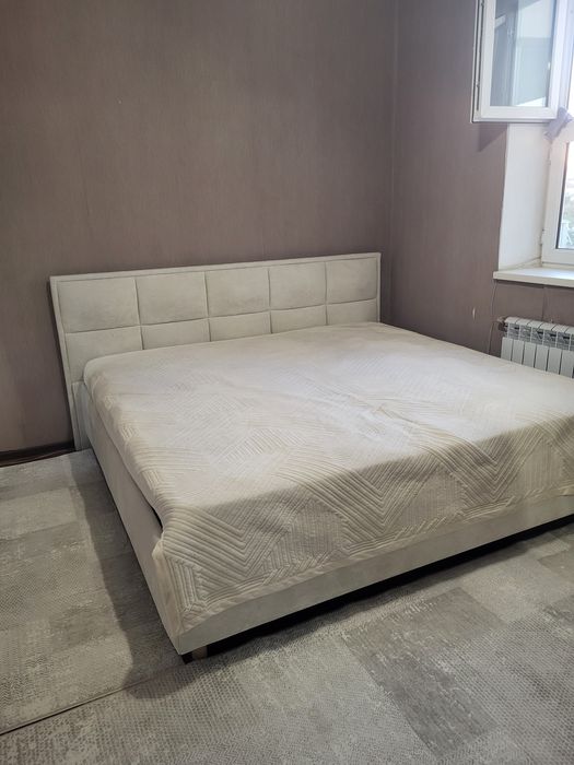 Двухместная  кровать с матрасом