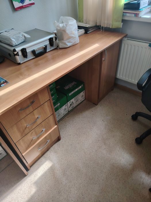 Продам 3 шкафа и 2 стола