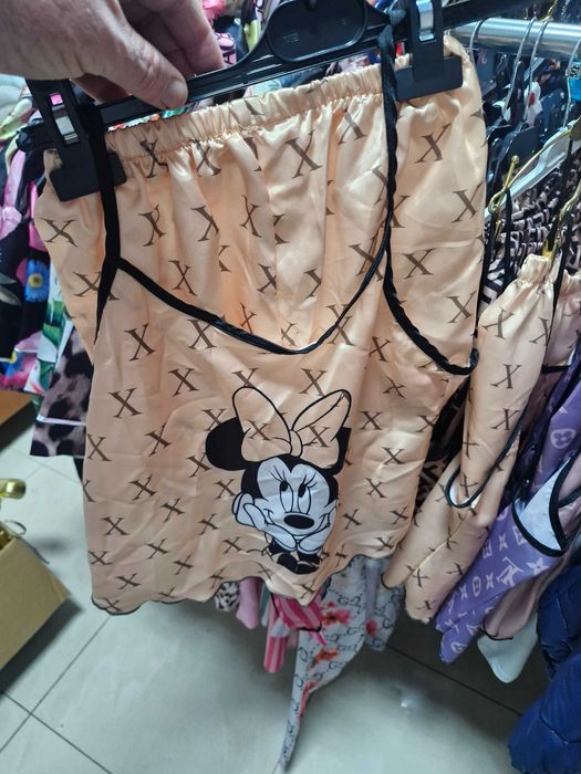 Продават се пижами Victoria's Secret