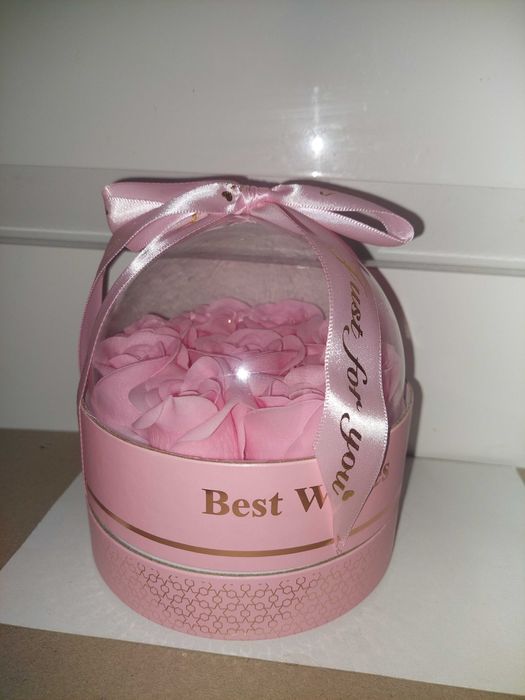 Cutie eleganta cu trandafiri de sapun in cupola si lantic cu pandativ