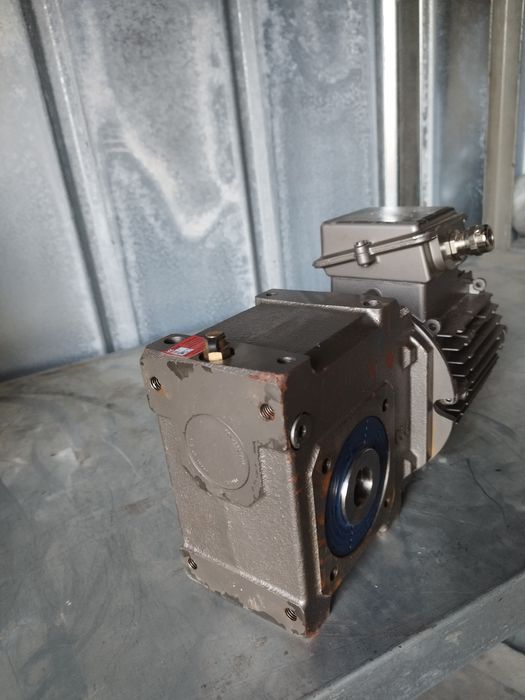 Електромотор с редуктор 0.37кВ 22 оборота