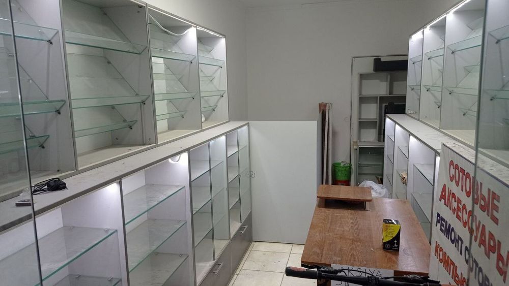 Srochni. Vitrina sotiladi. Aksesuar dokonda 4 oy ishlagan.