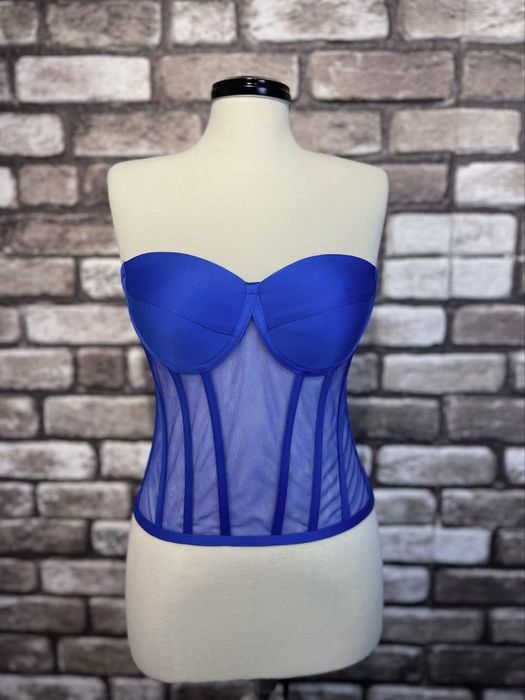 Corsete concepute pentru a evidenția talia și a susține bustul