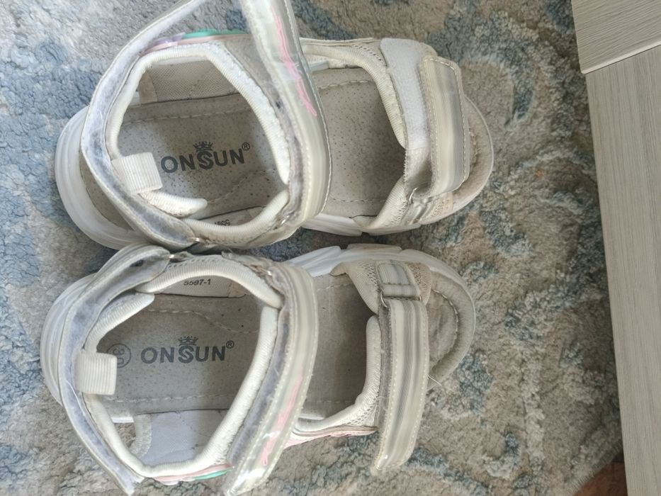 Сандалики на девочку