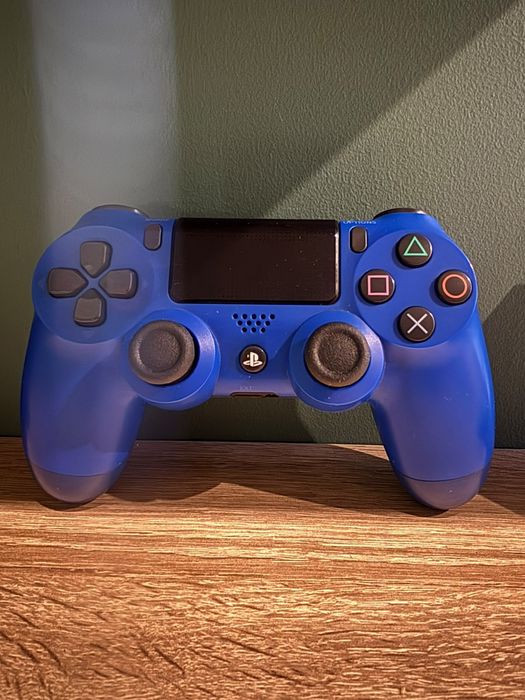 Продам PS4 1TB в идеальном состоянии