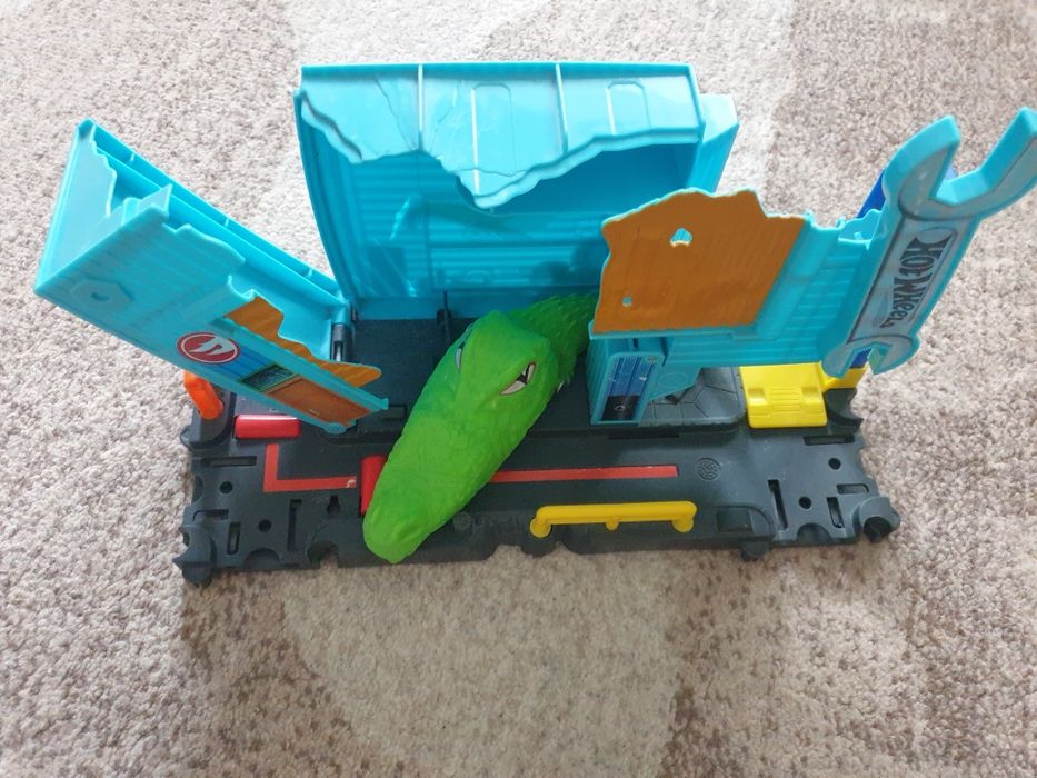 Set Hot Wheels cu crocodil