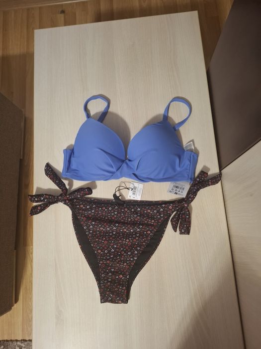 Costum de baie nou cu eticheta