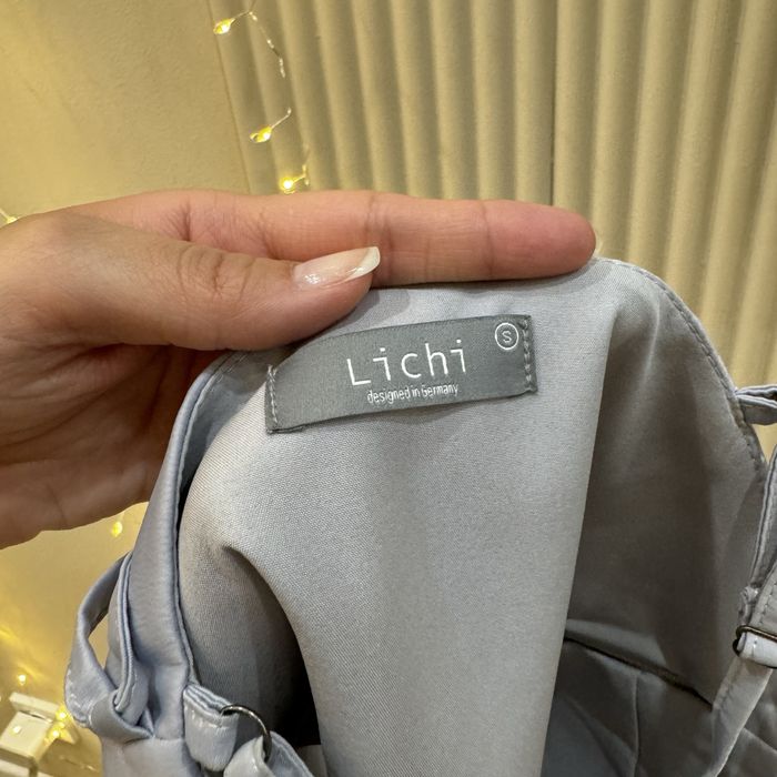 Нежно-голубой сатиновый топ