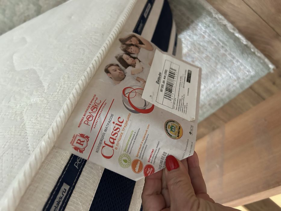 Кровать односпальн матрас идеальный без пятен чистая ,можно купить для