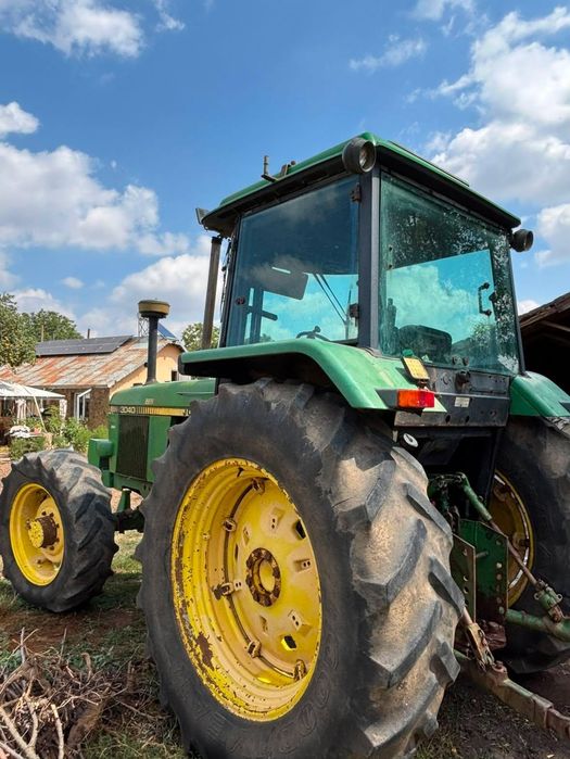 john deere 3040.
