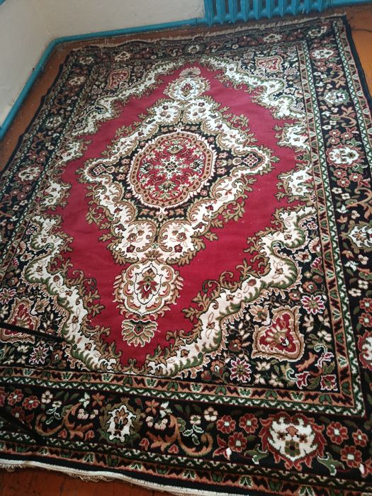 Холодильник,шкаф,палас