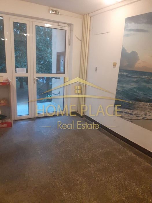 Просторен тристаен обзаведен апартамент до Спортна Зала.