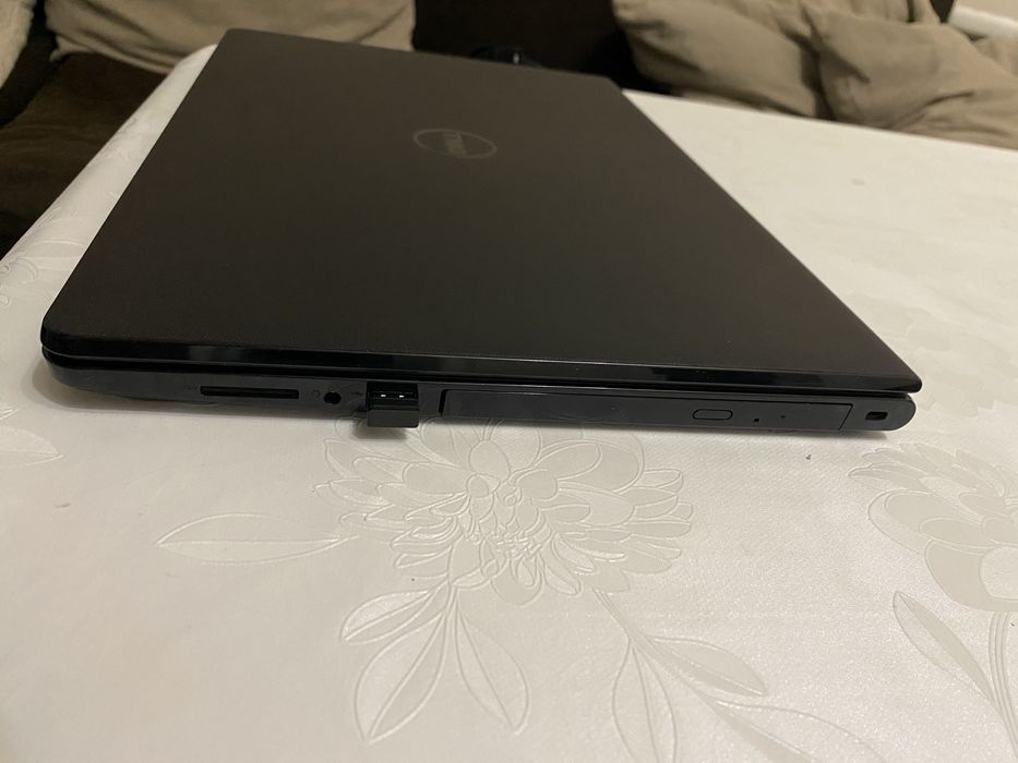 Лаптоп Dell/i7 8550u/8GB DDR4/Radeon 520 2GB GDDR5/256GB SSD