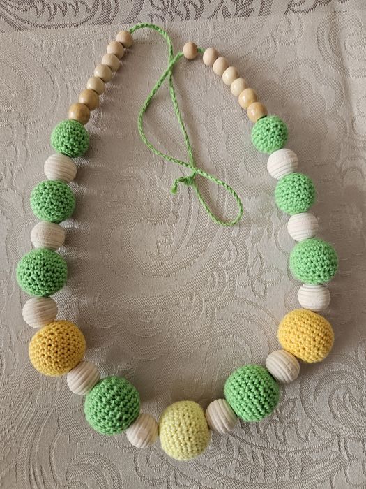 Красиви плетени гердани и обеци.