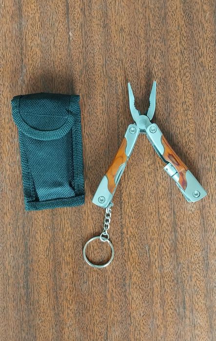 Мультитул в чехле с фонариком