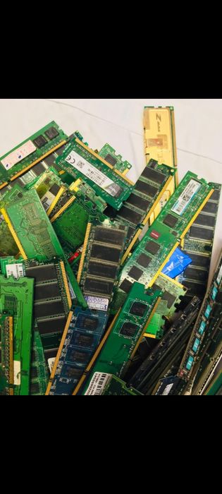136 plăci RAM în stare excelentă, preț rezonabil și negociabil. Grăbeș