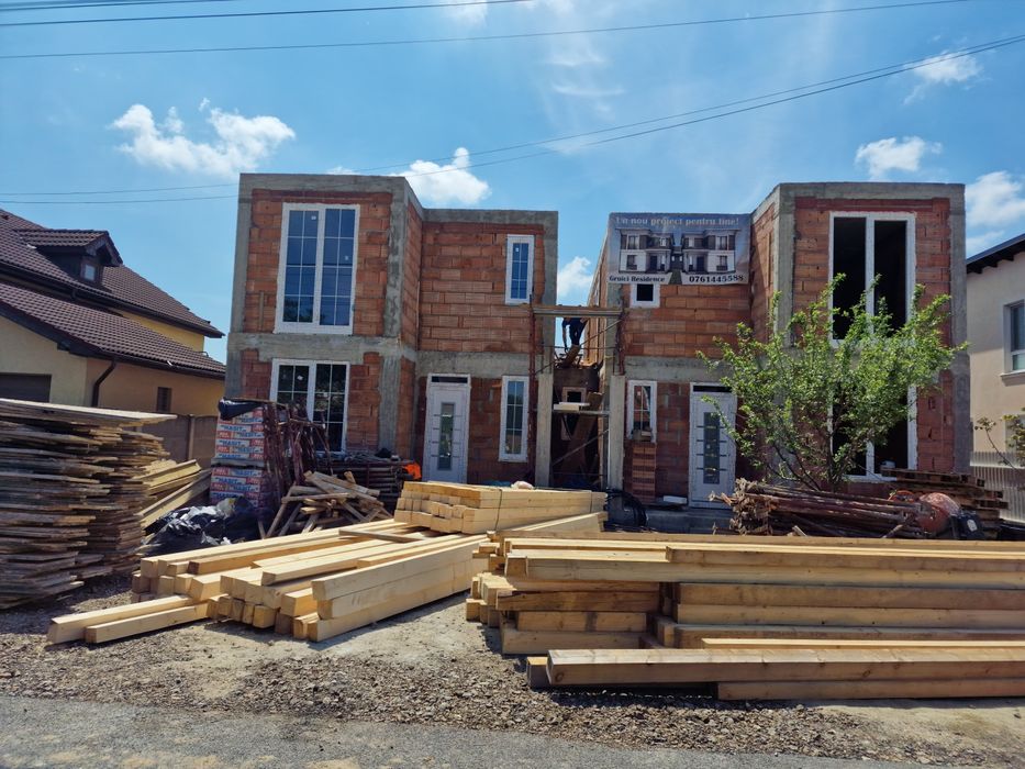Construcții case la rosu