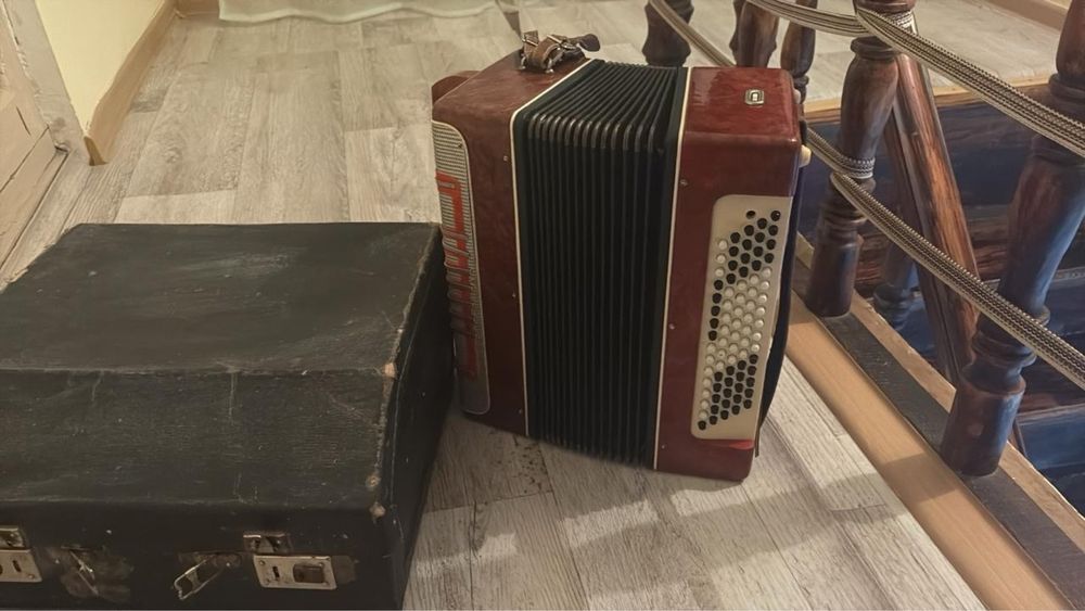 Баян, гармонь сатылады