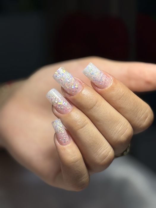 Realizez unghii cu gel