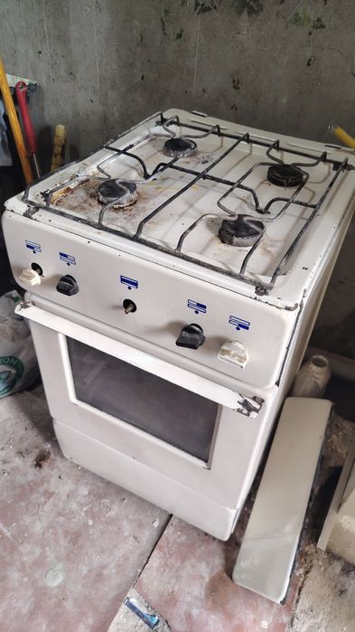 Продается газовая плита .